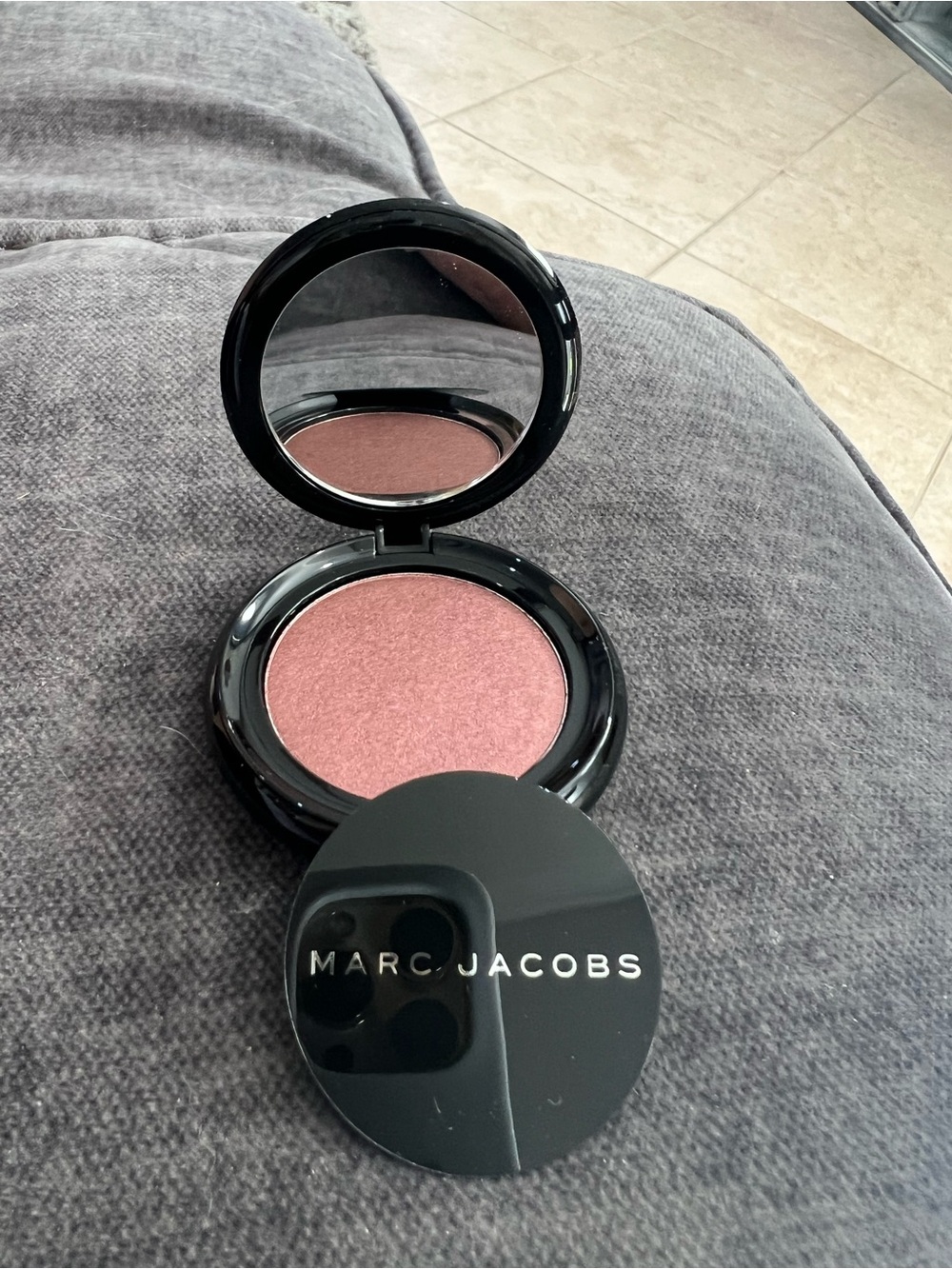 Marc Jacobs Shimmering Rose-Pink O!mega Gel Powder Eye Shadow